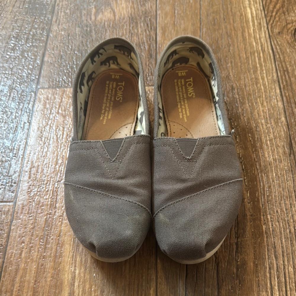 TOMS 8 Grey Slip-On Shoes